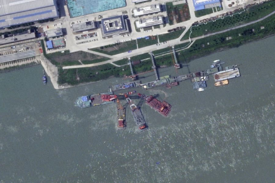 Dieses soll jedoch im Hafen von der chinesischen Stadt Wuhan abgesoffen sein, so behauptet die US-Regierung. Satellitenbilder zeigen die vermeintliche Bergung des Wracks.