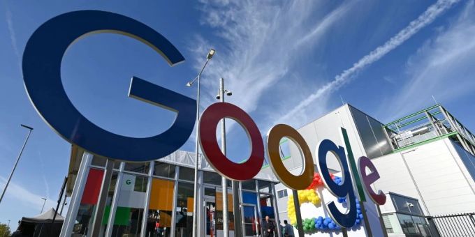 Google sieht ein grosses Potential in Quantencomputer und forscht daher intensiv an deren Umsetzung. google quantencomputer