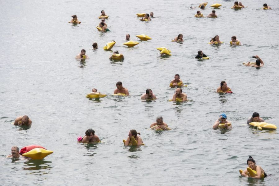 Mit gelben Gummitierchen lassen sich die Schwimmenden durchs Wasser treiben.