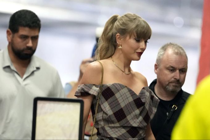 Am Montag zeigt sich Taylor Swift perfekt gestylt im Arrowhead-Stadion. Taylor Swift