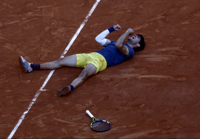 Auch Carlos Alcaraz konnte auf dem Sand von Roland-Garros schon jubeln. Er scheint sich aber auch auf Hartplatz und Rasen wohl zu fühlen. Carlos Alcaraz