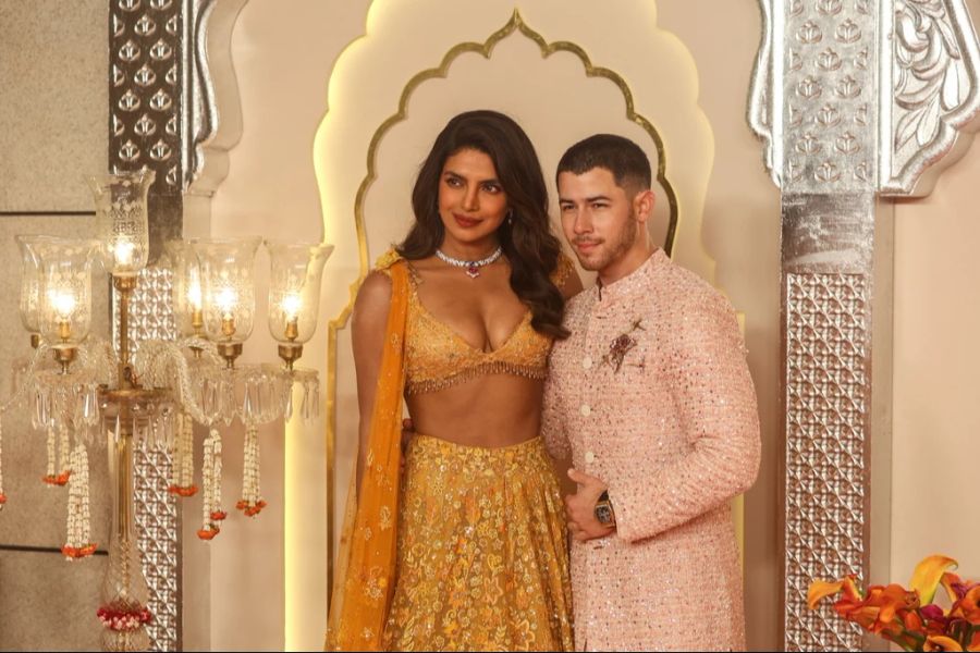 Die Schauspielerin Priyanka Chopra (L) und ihre Ehemann US-Singer Nick Jonas waren auch zur Trauung eingeladen.