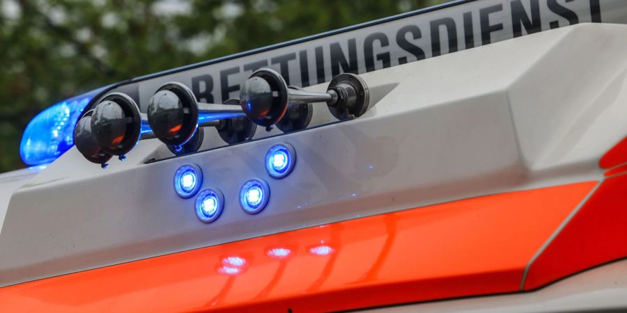 In Darmstadt ist ein einjähriger Junge aus dem Fenster gefallen und leicht verletzt worden.
