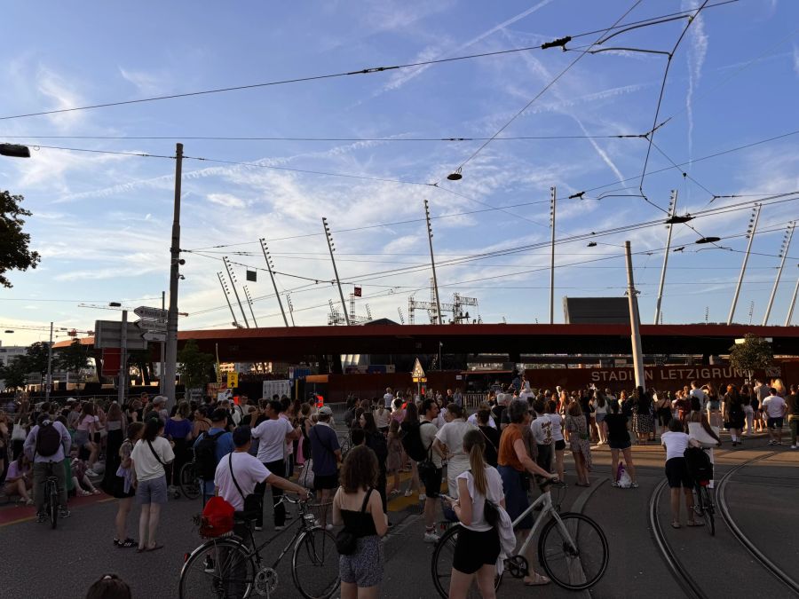 Zahlreiche Fans stehen vor dem Konzertstadion.