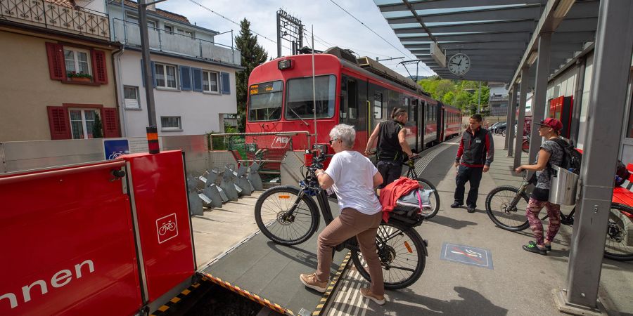 Frau E-Bike Bahnhof Bahn