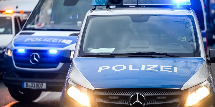 Ein totes Baby wird in Berlin an einem Gehweg gefunden, die Polizei ermittelt.