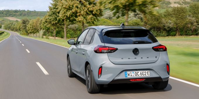 Die schlanken Rückleuchten sind horizontal angeordnet und unterstreichen die Breite des Fahrzeugs. Der Opel-Blitz dient auch hier als zentrales Markenelement und ist gut sichtbar platziert. OPel Corsa