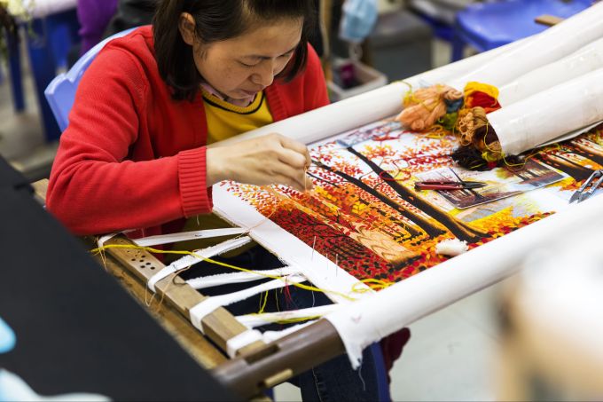 Für Kunstinteressierte und Kreative lohnt sich eine Reise nach Vietnam. Kunst, Frau erstellt Bild, Vietnam