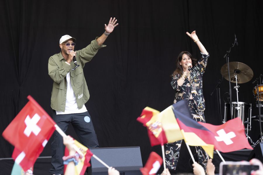 Guillaume Hoarau und Caroline Chevin performen den Euro-Song auf dem Bundesplatz.