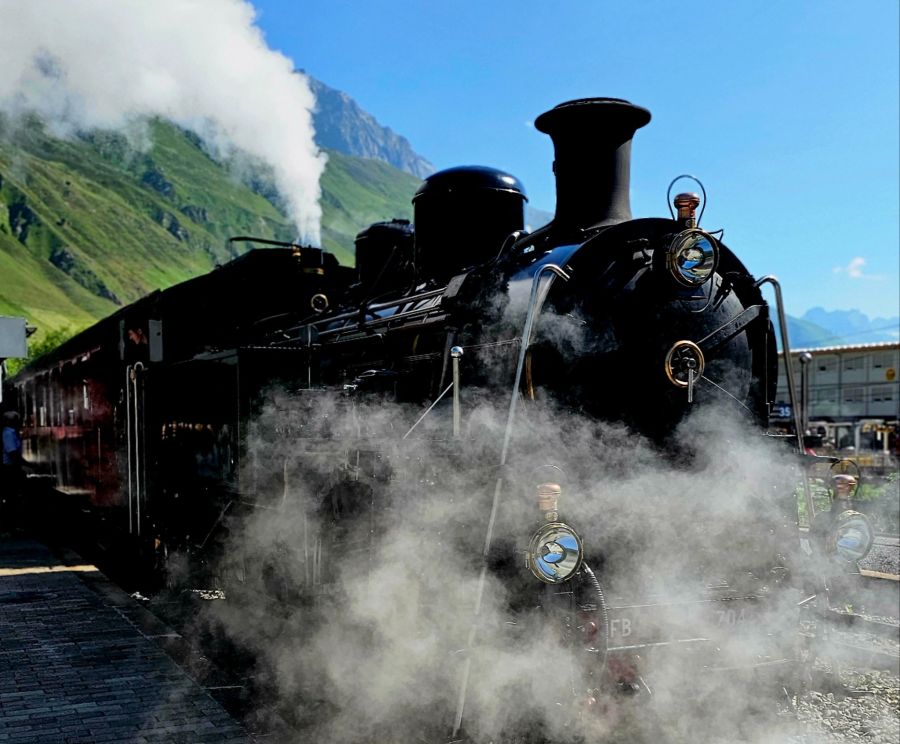 Dampfbahn schwarz Lokomotive Bergpanorama