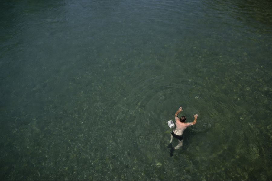 Die Berner Tourismus-Organisation Bern Welcome empfiehlt den «Aare-Schwumm» nur geübten Schwimmerinnen und Schwimmern.