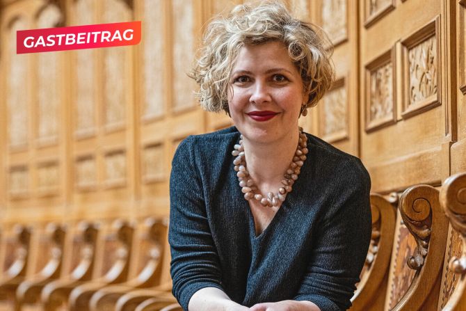 Frau Porträtfoto Kette Holzsitze