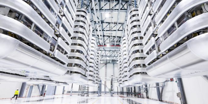 Wechselrichteranlagen so gross wie Kathedralen, mit grossen Kühlanlagen werden auch benötigt, um Wechselstromnetze miteinander zu verbinden. Wechselrichteranlagen