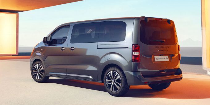 Das Heckdesign wirkt klar und funktional, wobei die vertikal angeordneten Rückleuchten eine moderne Note hinzufügen. Peugeot eTraveller
