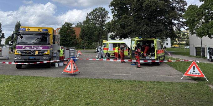 Starke Geruchsemissionen in Schulgebäude lösen Grosseinsatz aus. Volketswil