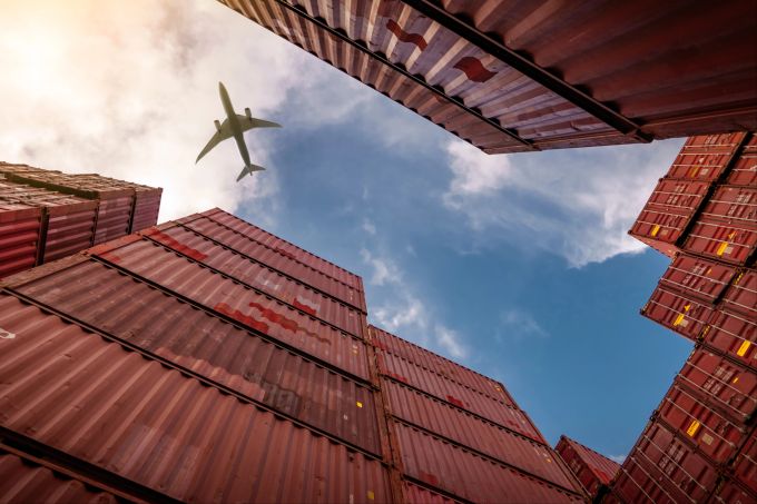 Die Herstellung von Kleidung trägt erheblich zum Klimawandel bei, da sie grosse Mengen CO2 freisetzt. Warentransport