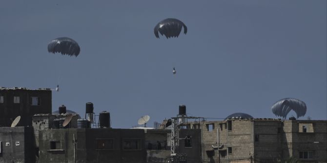 Hilfsgüter über dem Gazastreifen