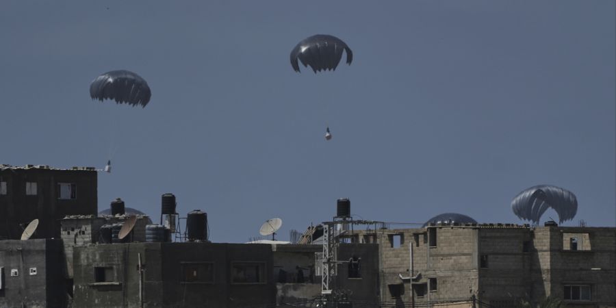 Hilfsgüter über dem Gazastreifen