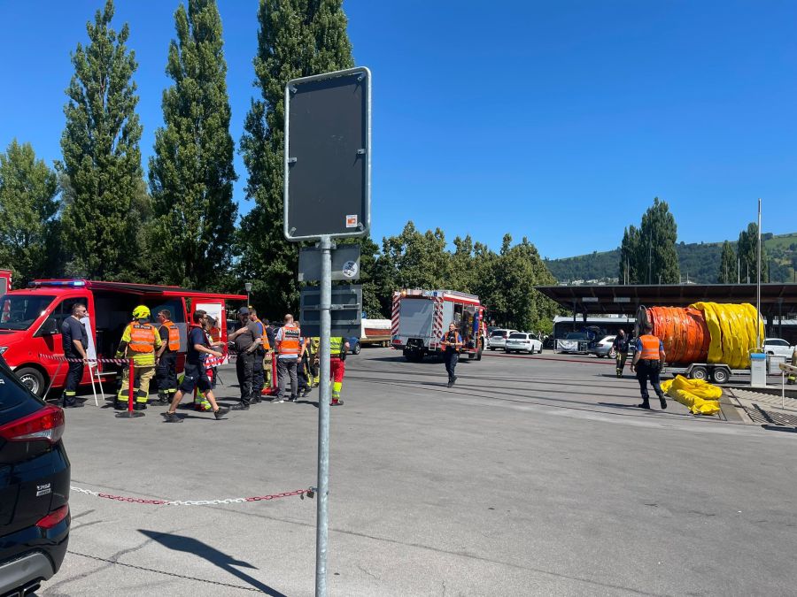Polizei und Feuerwehr sind mit einem Grossaufgebot vor Ort.
