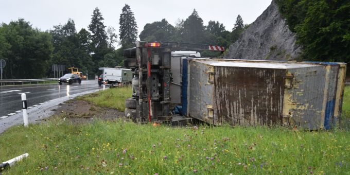Flims GR: Lastwagen kippt zur Seite. Flims GR
