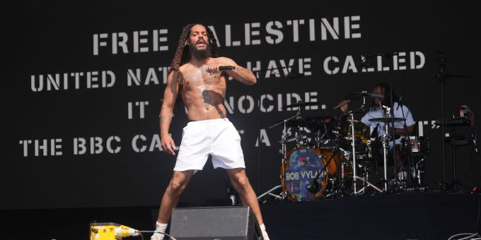 Ein Mitglied des Duos Bob Vylan skandierte israelfeindliche Parolen von der Bühne in Glastonbury. Glastonbury Festival 2025