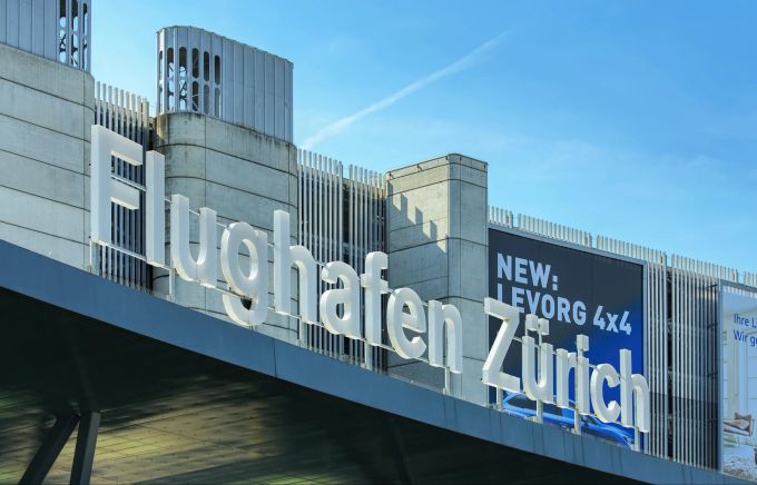 Am 18. Mai stimmt die Stadtzürcher Stimmbevölkerung über die Vorlage «Übertrag der Beteiligung an der Betreiberin des Flughafens vom Finanz- ins Verwaltungsvermögen» ab. Flughafen Zürich Schriftzug Fassade