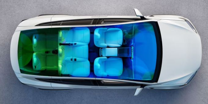 Ein 960-Watt-Audiosystem mit 22 Lautsprechern und Active Road Noise Reduction bietet ein umfassendes Hörerlebnis an jeder Position im Fahrzeug. Tesla X