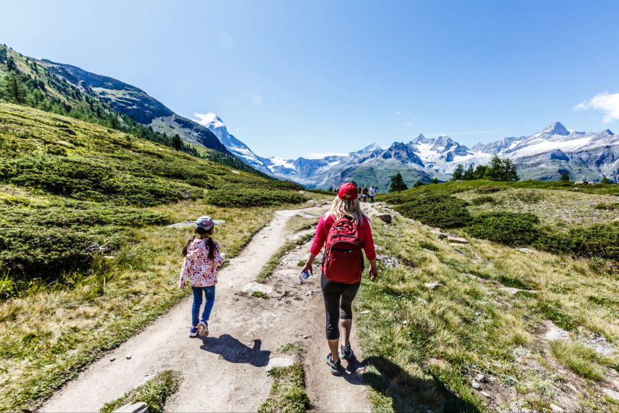 Mutter und Kind bei einer Wanderung