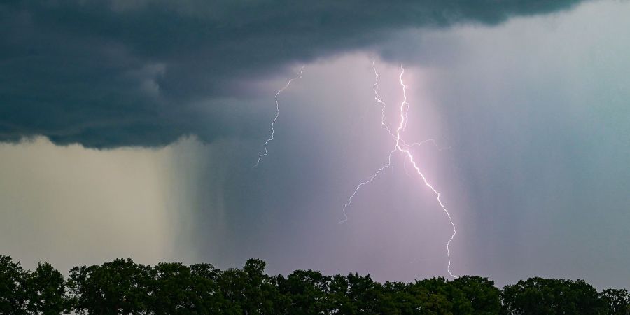 Im Verlauf des Tages sind in Teilen Deutschlands starke Gewitter wahrscheinlich (Symbolbild).