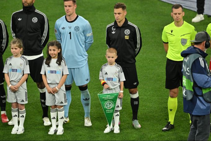 Joshua Kimmich mit seinem Sohn vor seinem 100. Länderspiel. Joshua Kimmich