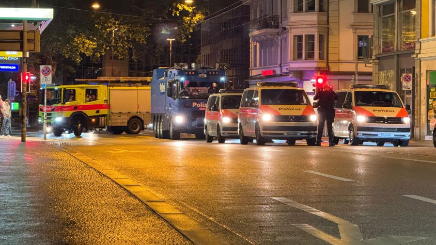 Auch ein Wasserwerfer der Stapo stand Einsatzbereit.