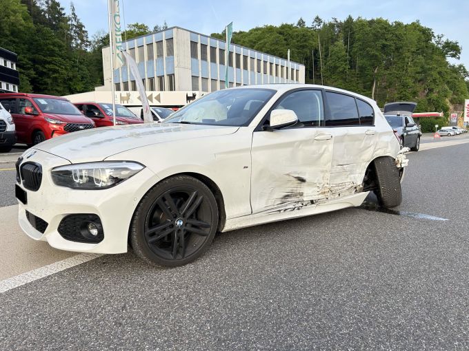 Bei dem Unfall wurden zwei Personen verletzt. Unfall SH