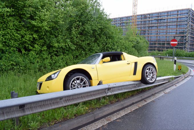 In Sursee kam ein Auto bei einem Selbstunfall auf der Leitplanke zum Stillstand. Selbstunfall in Sursee