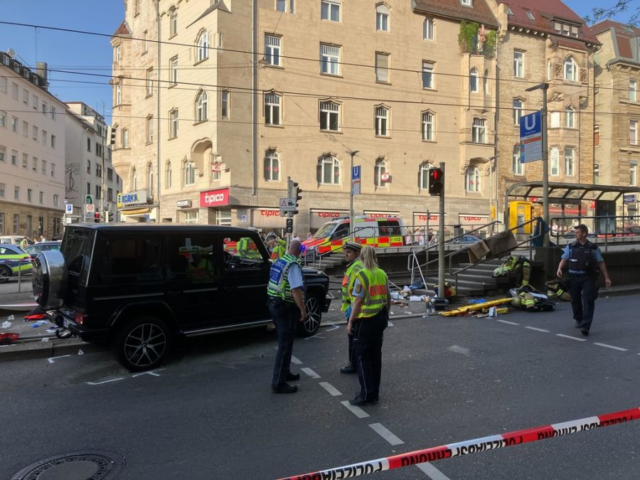 Diese schwarze Mercedes G-Klasse erfasste am Freitag in Stuttgart (D) mehrere Menschen.
