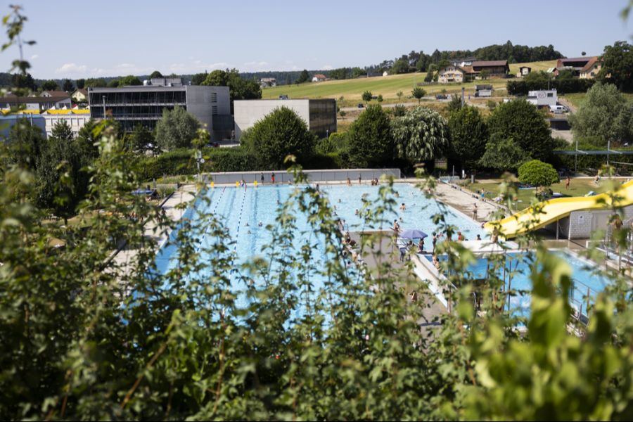 Ein Besuch in der Badi zeigt nun: Die Wiesen und das Schwimmbecken sind fast leer. (Archivbild)