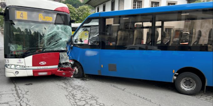 In Freiburg sind ein Linienbus und ein Schulbus kollidiert. (Archivbild) Kollision Freiburg
