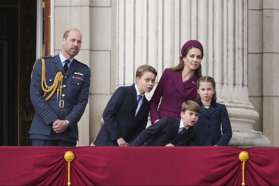 Prinz William (hier mit Ehefrau Catherine und den drei gemeinsamen Kindern) ist beliebter als sein Bruder Harry.