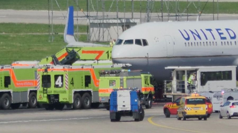 Das Flugzeug am Flughafen Zürich hat eine Reifenpanne.