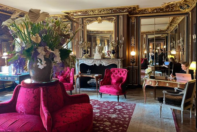 Die Lobby im Stil von Louis XV. im La Réserve ist so prunkvoll, dass man fast meint, man müsse sich vor dem Empfangschef verneigen – hier wird das Einchecken zur königlichen Angelegenheit! Eingangslobby Hotel La Reserve