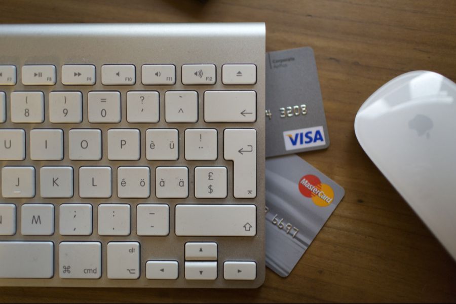 Jürg Hartmann kaut ÖV-Billete oft online am Computer – dieses Mal gelangt er aber auf eine gefälschte Website. (Symbolbild)
