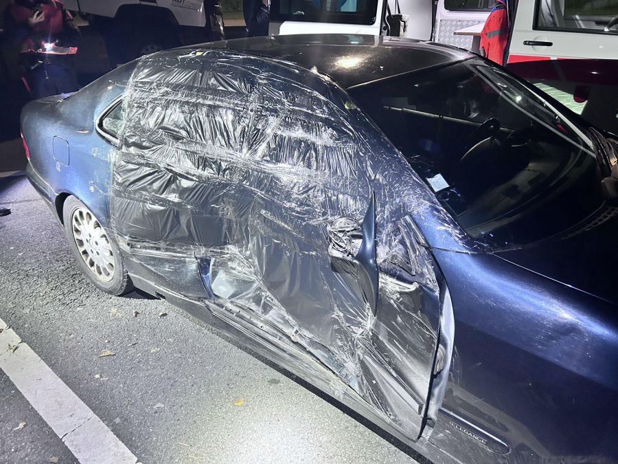 Die rechte Fahrzeugseite war mit Plastikfolie zugedeckt.