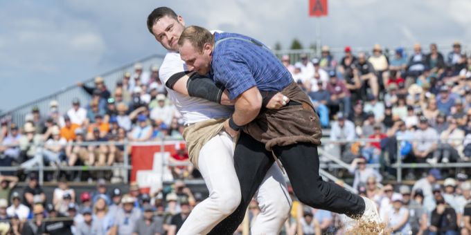 Marcel Bieri (l.) dreht Joel Wicki im Schlussgang auf den Rücken. Marcel Bieri