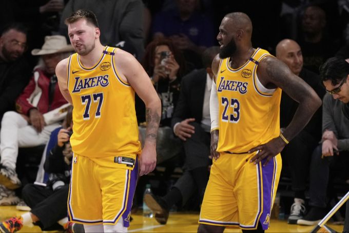 Finden die LA Lakers in der NBA unter neuen Eigentümern zum Erfolg zurück? Doncic James NBA Lakers