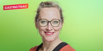 Frau Porträtfoto Brille grün