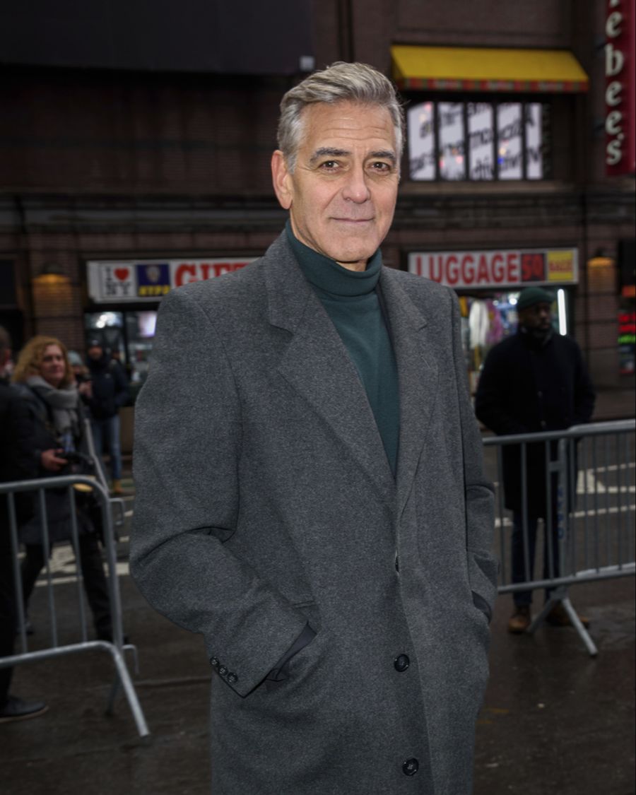 So kannte man George Clooney.