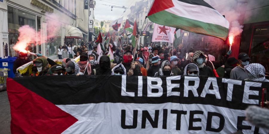 Bei einer unbewilligten Anti-Israel-Demo am Samstag in Basel wurden drei Polizisten verletzt.