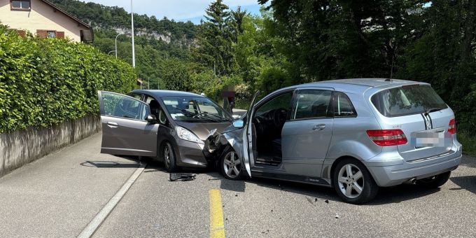 In Oensingen geriet ein Auto auf die Gegenfahrbahn, wo es zur Kollision kam. Kollision in Oensingen