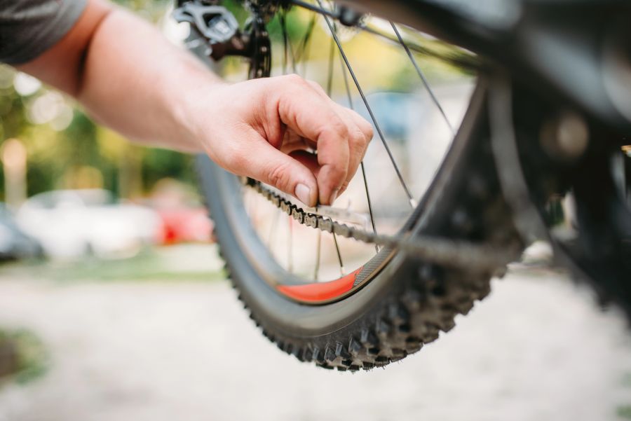 Auch das Velo des Betroffenen dürfte gelitten haben: Frischer Beton verursacht an vielen Teilen massive Schäden. (Symbolbild)