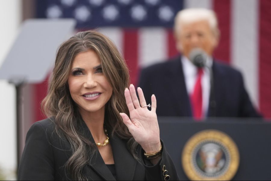 Kristi Noem ist die Heimatschutzministerin unter Donald Trump.