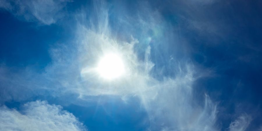 Sonne scheint an einem Sommertag.